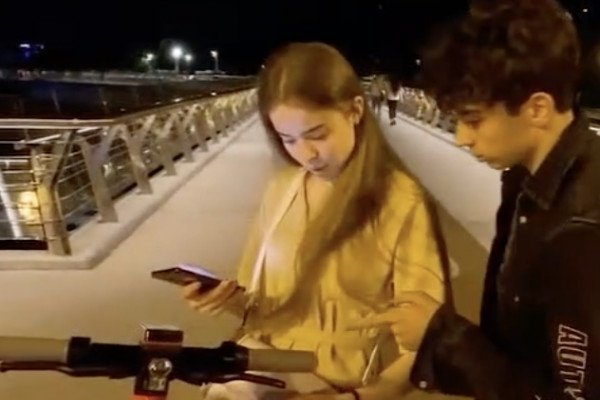 Un streameur embrasse une inconnue, la suite fait réchauffe le coeur <3