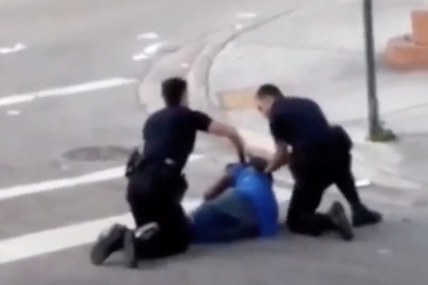 Un policier met un coup de taser à son collègue