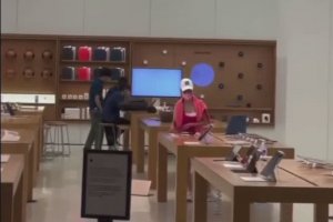Une cliente mécontente casse tout dans un Apple Store (Hong Kong)