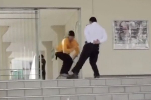 Un agent de sécurité fait tomber un skateur