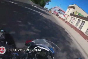 Un motard de la police poursuit un suspect Ă 200 km/h (Lituanie)