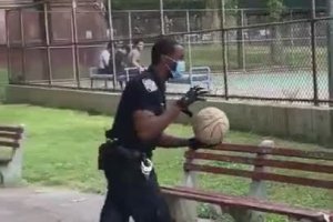 Un policier rend un ballon de basket à des jeunes