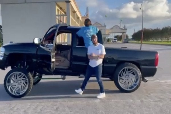 Régis tourne un clip de rap devant son pickup