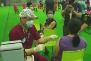 Un soignant vaccine 5 personnes en 1 minute (Indonésie)