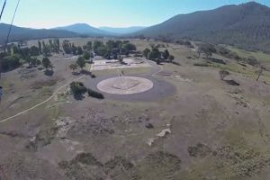 Un parapentiste a une très mauvaise surprise à l'atterrissage