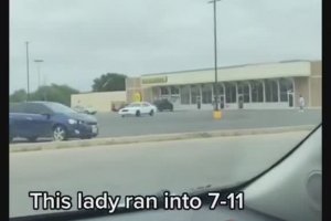 Une femme oublie de couper son moteur sur un parking