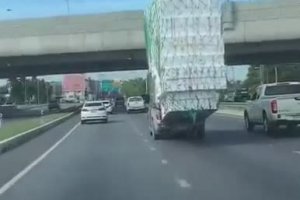 Un routier thaïlandais conduit avec une énorme cargaison