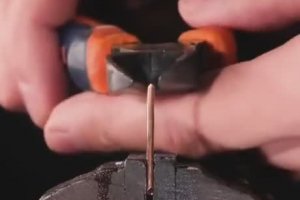 Couper un clou avec une pince (en super slow motion)