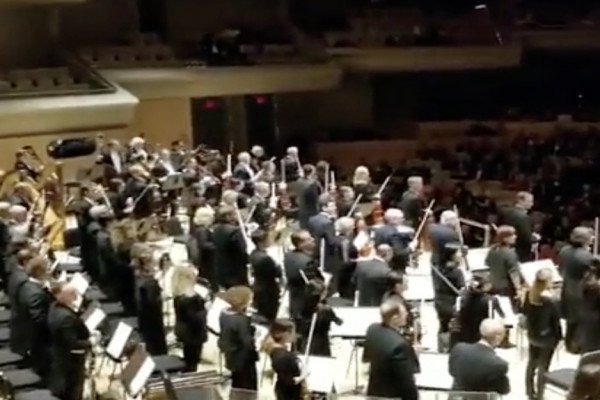 Des musiciens font une surprise à leur chef d'orchestre pour son anniversaire