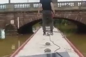 Comme un agent secret, Régis saute d'une péniche à un pont