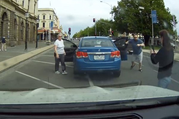 Un automobiliste provoque un accident et prend une bonne leçon de Karma