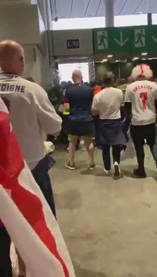 Des supporters anglais cafouillent des supporters qui tentent d'accéder au stade sans billet (Euro 2020)