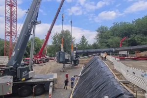 Une grue tombe sur deux hommes dans un chantier (Allemagne)