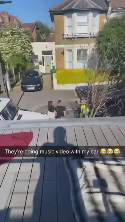 Il ridiculise des inconnus qui tournent un clip (sans son autorisation) devant sa voiture