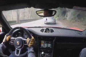 Course en Porsche sur une route de montagne