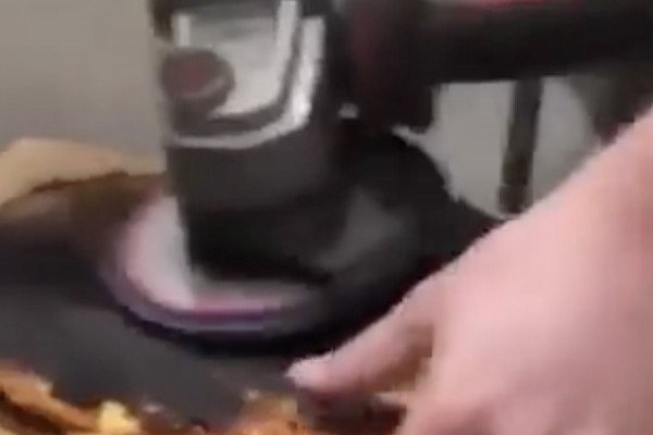 Il passe sa pizza à la meuleuse