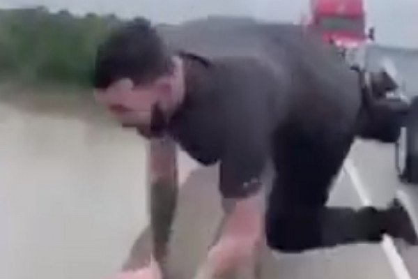 Il saute d’un pont de 30 mètres de haut (Louisiane)