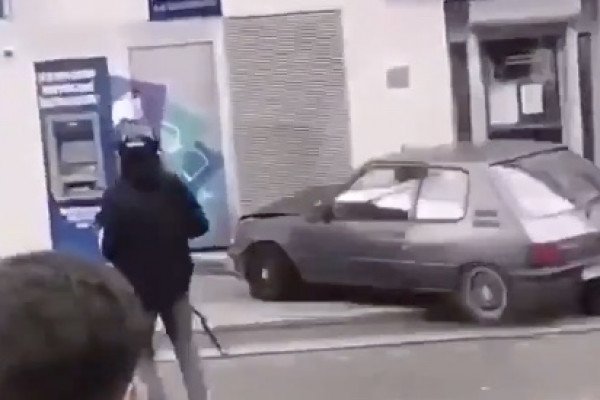 Deux braqueurs ont un soucis avec leur voiture bélier (Paris)