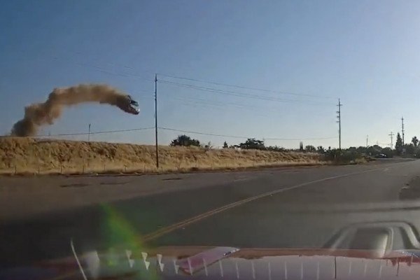 Une voiture se pose devant eux