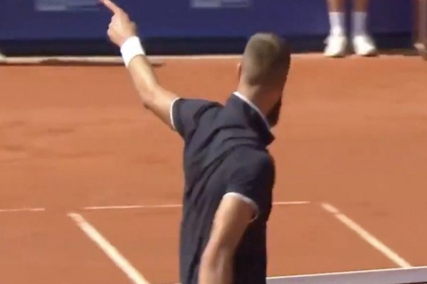 Benoît Paire fait revenir la balle dans son camp avec un amorti