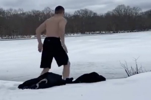 Régis plonge dans un lac gelé