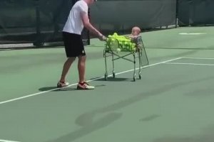 Un père s'entraine avec son bébé (Tennis)