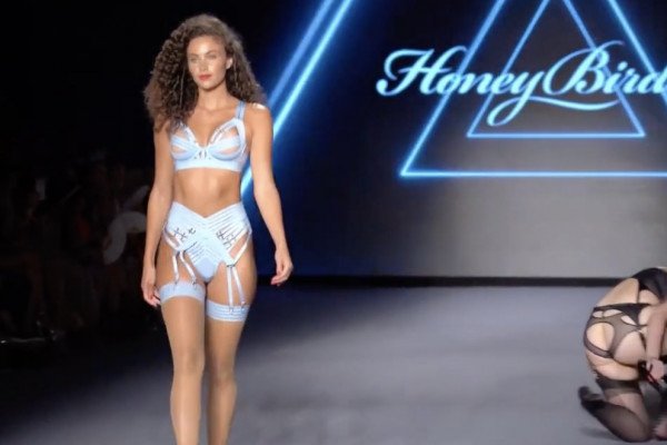 Une mannequin tombe deux fois lors d'un défilé de lingerie