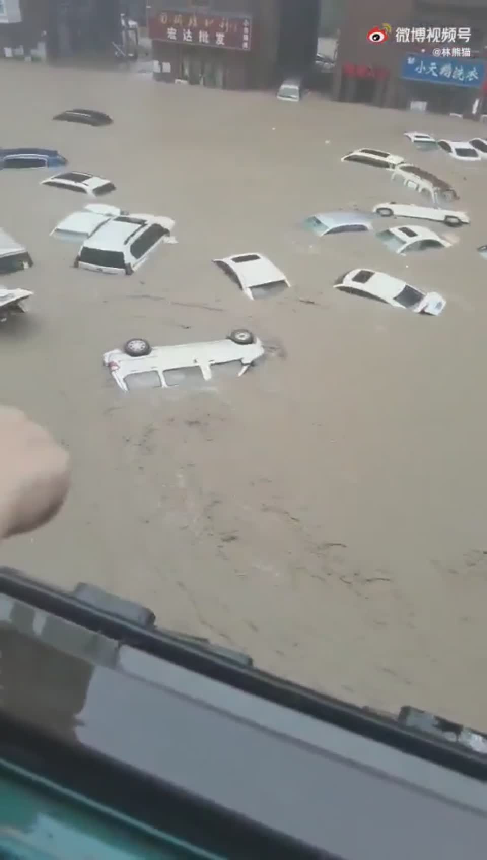 Les énormes inondations de Zhengzhou, 200mm de pluie en une heure (Chine)