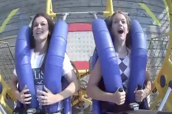 Une fille se prend une mouette dans une attraction (coupez le son)