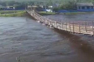 Une voiture traverse un pont peu rassurant (Russie)
