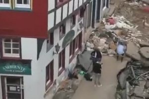 Une journaliste se recouvre de boue pour faire croire qu'elle a aidé à nettoyer (Allemagne)