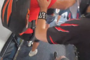 Son parachute s'emmĂŞle en plein vol