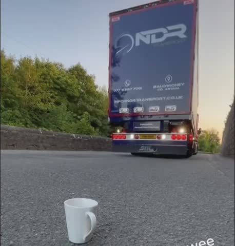 Un camionneur se sert un thé