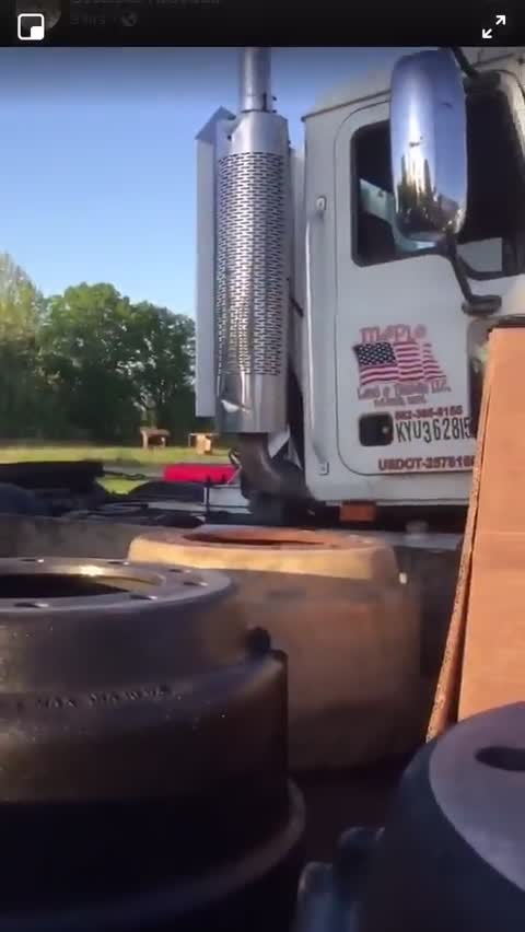 Un camionneur cherche la bagarre et prend une grosse correction ('Murica)