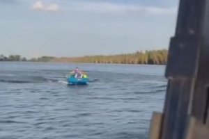 Un poisson veut faire un tour de bouée