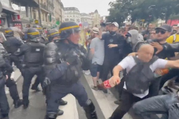 Un policier propose un combat de boxe à un manifestant anti pass sanitaire (Paris)