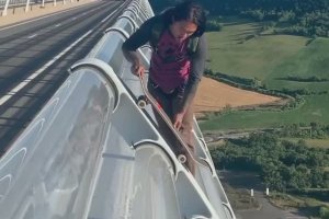 Skateboard + Base-jump au Viaduc de Millau