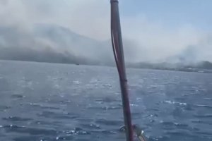Un bombardier fait le plein d'eau près d'un bateau