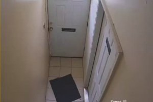 Un homme casse la main d'un cambrioleur qui tente d'ouvrir sa porte