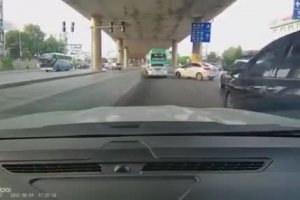 Un automobiliste bloque volontairement le passage