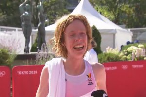 Une marathonienne pleure de joie en apprenant qu'elle a terminé 28ème (Tokyo 2020)