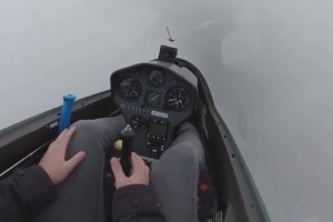 Un planeur dans le brouillard, le mec est complètement malade il rentre dans une masse nuageuse alors que c'est interdit et il manque de taper une montagne avec l'effet de désorientation spatial