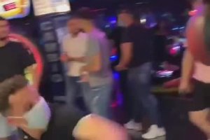 Régis frappe sur un punching ball et se pète le poignet (Lloret de Mar)