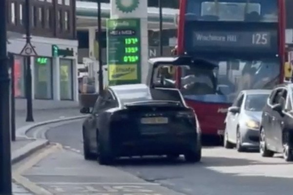 Oublier de fermer la porte de sa Tesla Model X (Londres)