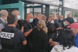 Des anti pass sanitaire tentent de forcer l’entrée d'un supermarché (Leclerc, Pau)