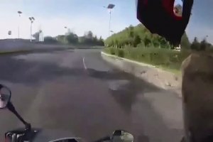 Une motarde roule à toute vitesse, ça termine mal