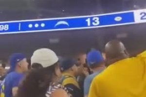 Une femme déclenche discrètement une bagarre dans les tribunes d'un match de football