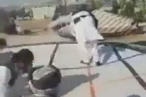Des Talibans trouvent un trampoline (Afghanistan)