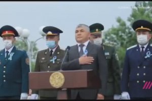 Des généraux ne savent pas comment se tenir pendant l’hymne national (Ouzbékistan)