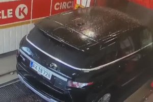 Le coffre d'une Range Rover s’ouvre pendant un lavage auto